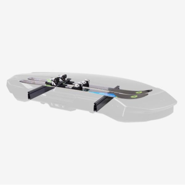 Thule Box Ski Carrier in dakkoffer Ski’s op een Thule Box Ski Carrier in een dakkoffer