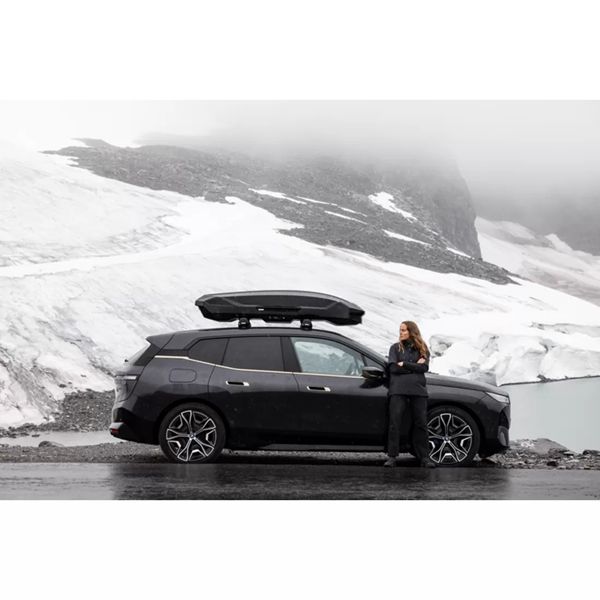 Dakkoffer op auto in berglandschap – ideaal voor wintersport en roadtrip Gebruik van dakkoffer op auto tijdens roadtrip in berggebied