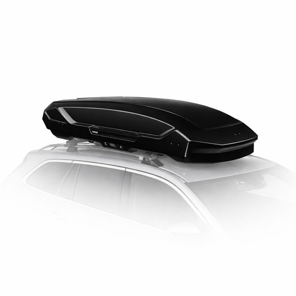 Thule dakbox op auto – strak design met extra bagageruimte Zwarte Thule dakkoffer gemonteerd op auto met transparante fade achtergrond
