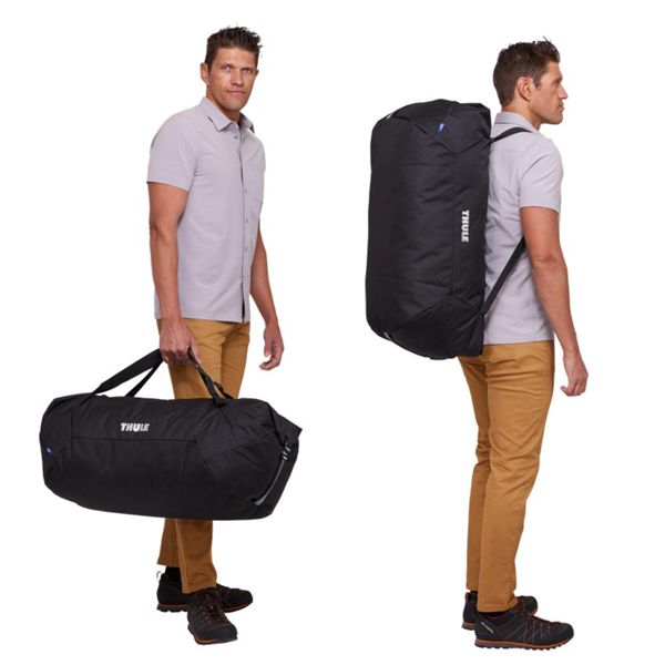 persoon met thule gopack tas en duffel tas tijdens reis