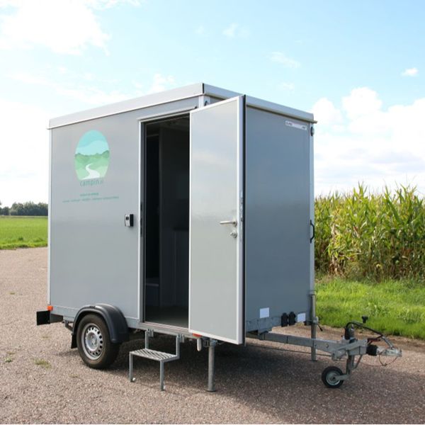 Tijdelijke badkamer op aanhanger Tijdelijke mobiele badkamer op aanhanger, schuin van voren bekeken 2 mobiele-badkamer-achterzijde.jpg Achterzijde mobiele badkamer Achterzijde van mobiele badkamer op aanhanger met Campin-logo 3 mobiele-badkamer-steunpoten.jpg Stevige plaatsing met steunpoten Achterzijde van mobiele badkamer met uitgeklapte steunpoten 4 mobiele-badkamer-zijaanzicht.jpg Zijaanzicht mobiele badkamer Zijaanzicht van mobiele badkamer met toegangsdeur en serviceluik 5 ingang-mobiele-badkamer.jpg Ingang van de mobiele badkamer Geopende ingang van mobiele badkamer met opstap en toilet zichtbaar 6 mobiele-badkamer-toilet-wastafel.jpg Toilet en wastafel Binnenzijde van mobiele badkamer met toilet, wastafel en spiegel 7 douche-mobiele-badkamer.jpg Douche in mobiele badkamer Douchegedeelte van mobiele badkamer met douchekop en mengkraan 8 kleedruimte-mobiele-badkamer.jpg Kleedruimte met bankje Kleedruimte in mobiele badkamer met zitbank, kledinghaken en douchegordijn 9 mobiele-badkamer-buitenkant-campin.jpg Mobiele badkamer van Campin Buitenkant van mobiele badkamer met Campin-logo en geopende deur 10 tijdelijke-badkamer-huren-groningen.jpg Tijdelijke badkamer huren in Groningen Mobiele badkamer op aanhanger voor tijdelijke verhuur in Groningen 11 steunpoot-mobiele-badkamer.jpg Stabiele plaatsing mobiele badkamer Steunpoot onder de mobiele badkamer voor een stabiele plaatsing 12 technische-installatie-mobiele-badkamer.jpg Technische installatie Geopend serviceluik met technische installatie van de mobiele badkamer 13 aansluitslangen-mobiele-badkamer.jpg Slangen voor water en afvoer Water-, afvoer- en elektriciteitsaansluitingen voor de mobiele badkamer 14 serviceluik-mobiele-badkamer.jpg Serviceluik mobiele badkamer Serviceluik aan de zijkant met pomp en aansluittechniek van de mobiele badkamer