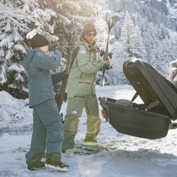 Trekhaakkoffer ideaal voor wintersport Trekhaakkoffer achter op auto tijdens wintersport met ski-uitrusting