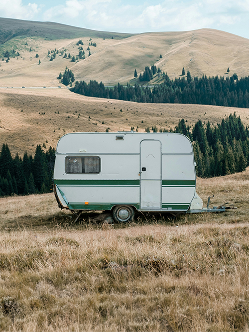 Moderne caravan voor kampeervakantie 